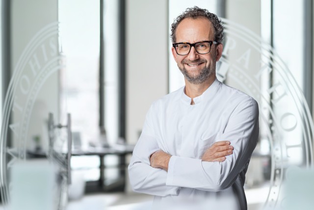 Facharzt der Dermatologie und Venerologie hat sich Prof. Dr. med. Markus Zutt unter anderem auf Allergologie, Phlebologie und medikametöse Tumortherapie spezialisiert.