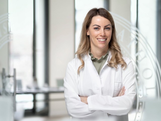 Als Fachärztin für plastische und ästhetische Chirurgie leitet Dr. Heller diese Abteilung am DERMATOLOGIKUM in Bremen