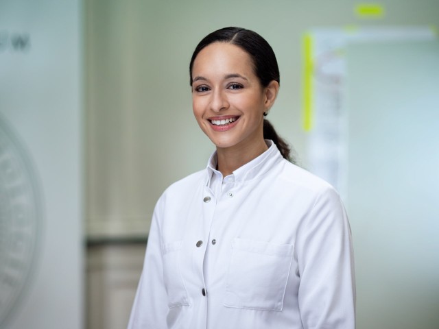 Dr. med. Michaela Schmidt-Lauber ist Fachärztin für Dermatologie und zertifizierte Neurodermitistrainerin 