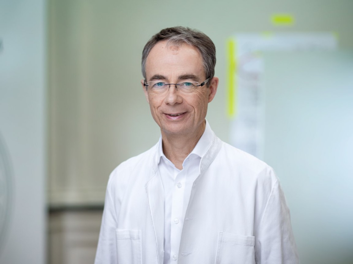 Priv.-Doz. Dr. med. Dieter Vieluf arbeitet seit 2016 am DERMATOLOGIKUM HAMBURG. Hier ist er Leiter der Abteilung Allergologie, Berufsdermatologie und Photodermatologie.
